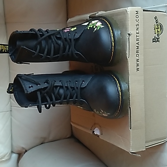 NIB Women's Dr. MARTENS Air Wair black FLORAL Bloom K Hydro boots size 5 - Picture 2 of 10